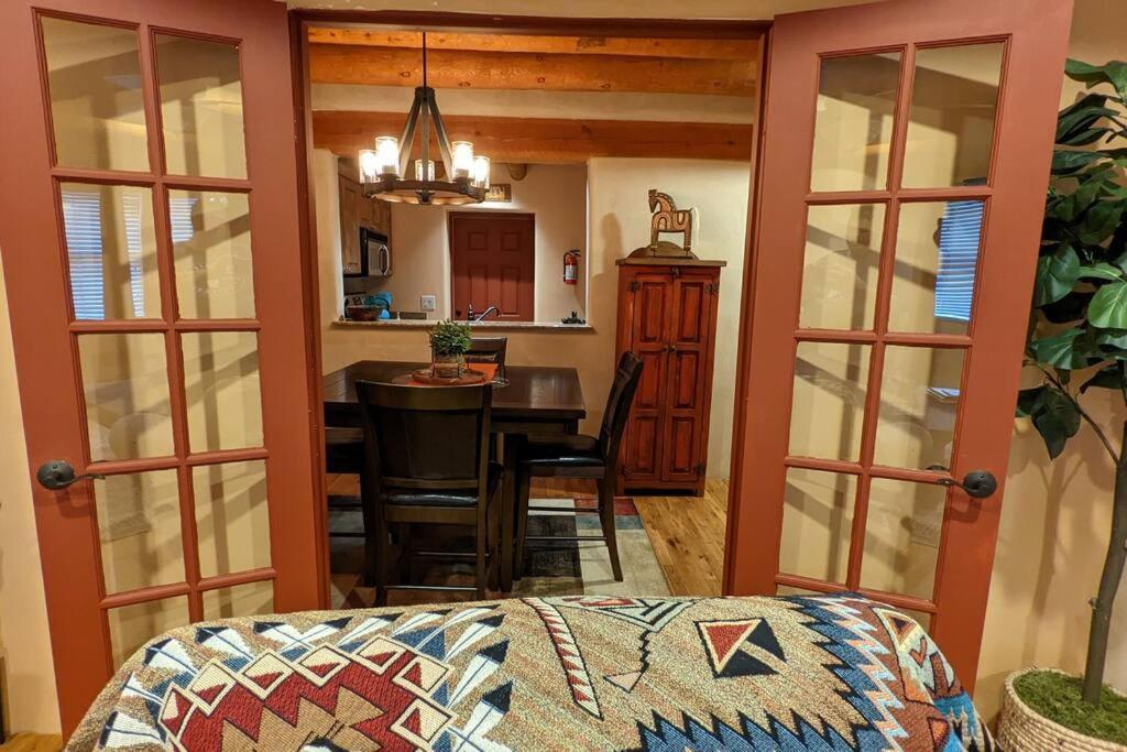 Magical Santa Fe Stay, Minutes From Town Square, Sleeps 4, Includes Free Parking And Outdoor Hot Tub! ภายนอก รูปภาพ
