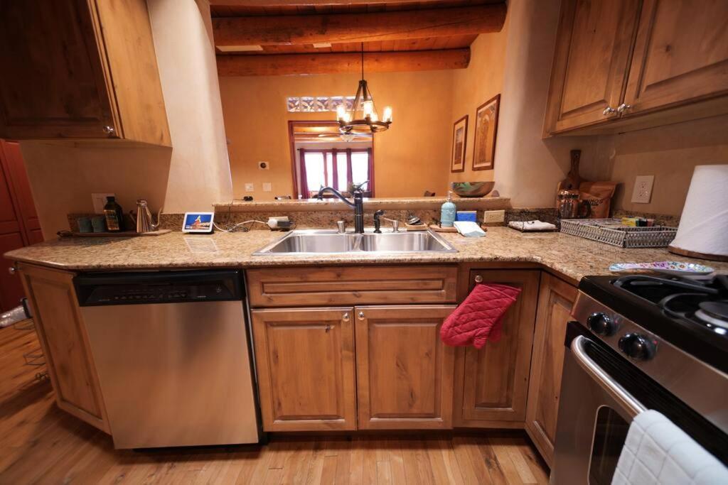 Magical Santa Fe Stay, Minutes From Town Square, Sleeps 4, Includes Free Parking And Outdoor Hot Tub! ภายนอก รูปภาพ