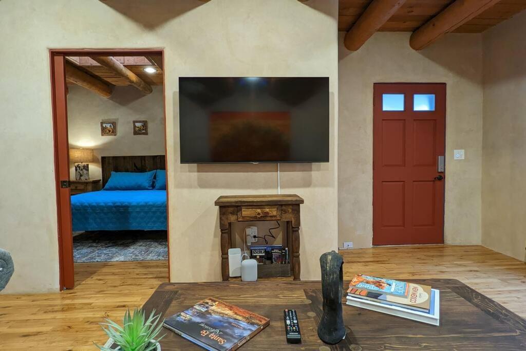 Magical Santa Fe Stay, Minutes From Town Square, Sleeps 4, Includes Free Parking And Outdoor Hot Tub! ภายนอก รูปภาพ