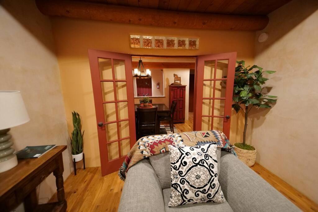 Magical Santa Fe Stay, Minutes From Town Square, Sleeps 4, Includes Free Parking And Outdoor Hot Tub! ภายนอก รูปภาพ